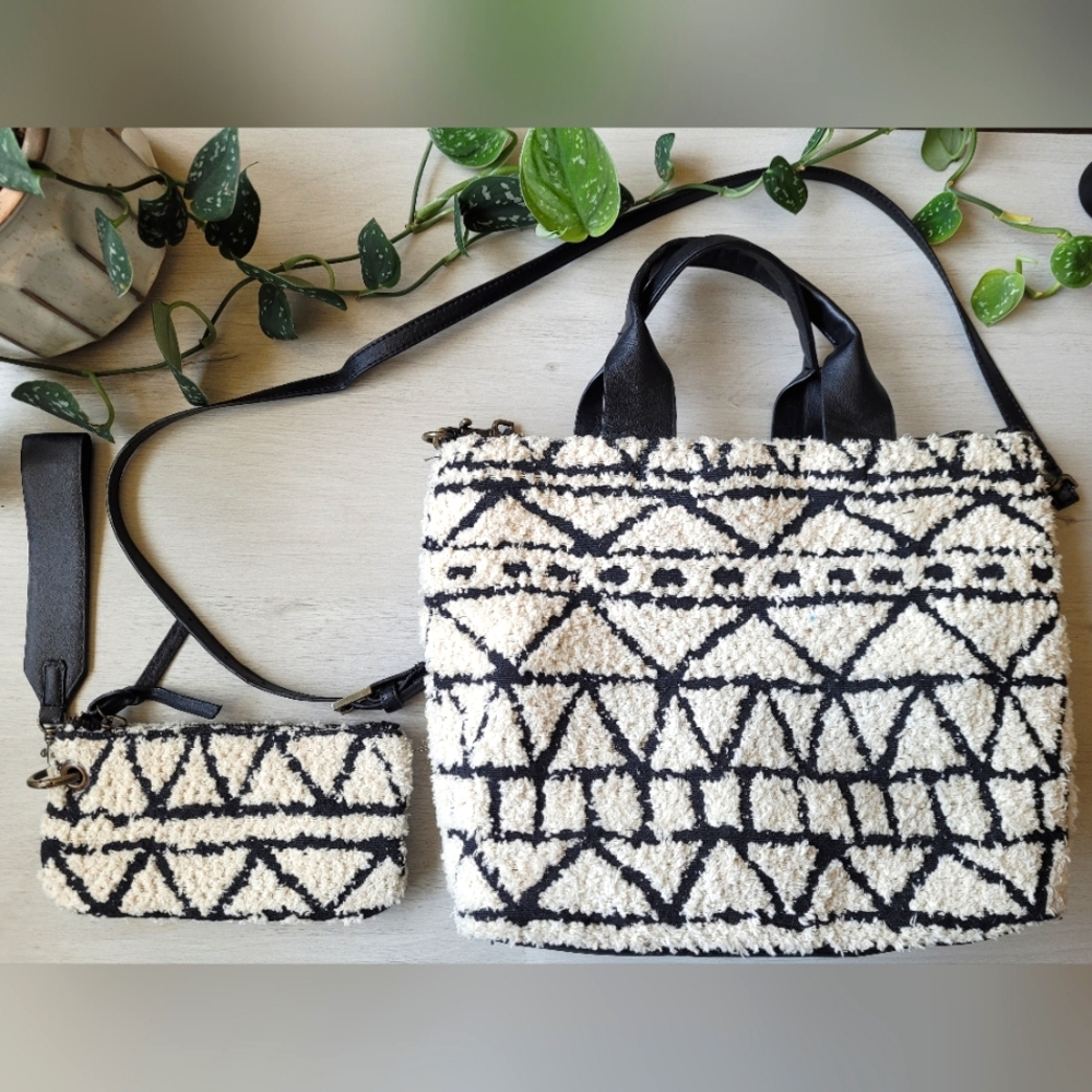 Universal Threads Crossbody Bag & Pouch